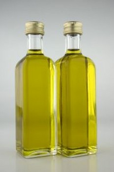 olive-oil-bottles_2746199.jpg